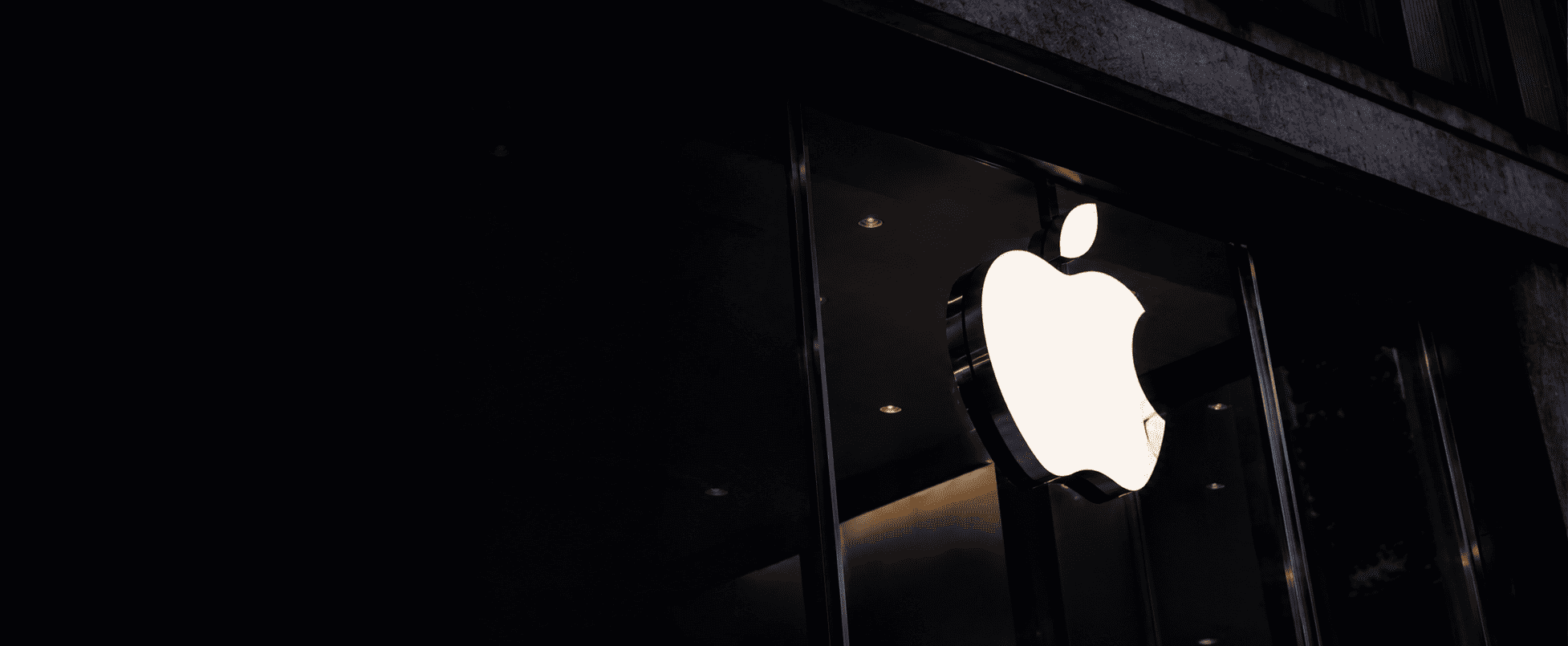 Логотип Apple на фасаде магазина